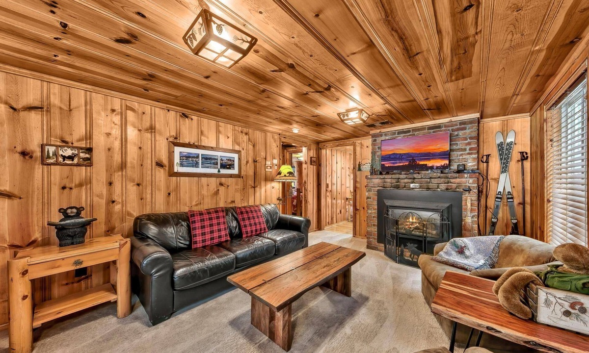 Bijou Pines Cabin | Craig's Cozy Cabin: Hot Tub, BBQ, Pets
