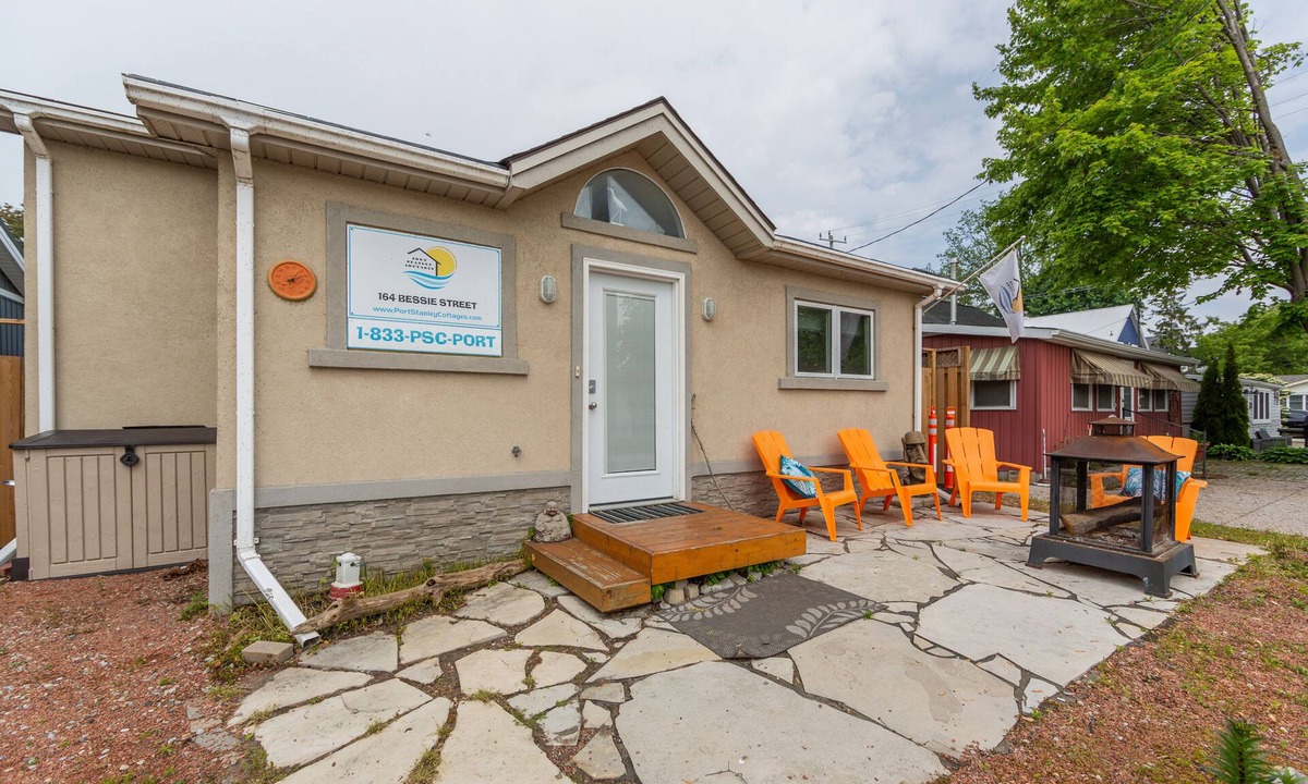 Port Stanley Cottage | Crane on Bessie - only a few minutes walk to the Beach!