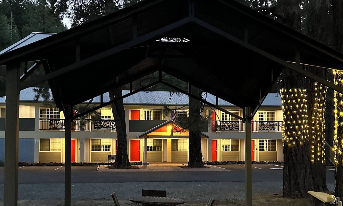 Klamath Lake Hotel | Crater Lake Gateway - Highway 140