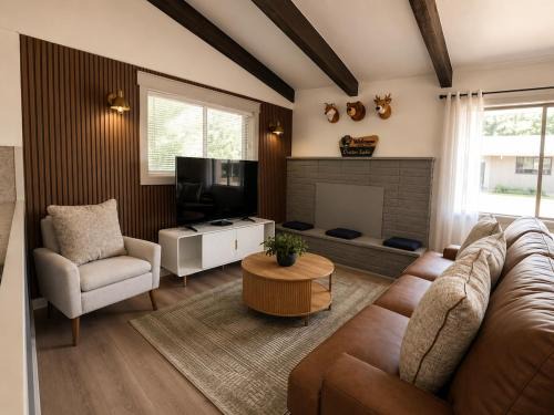 Eagle Point House | Crater Lake Themed Retreat in Eagle Point
