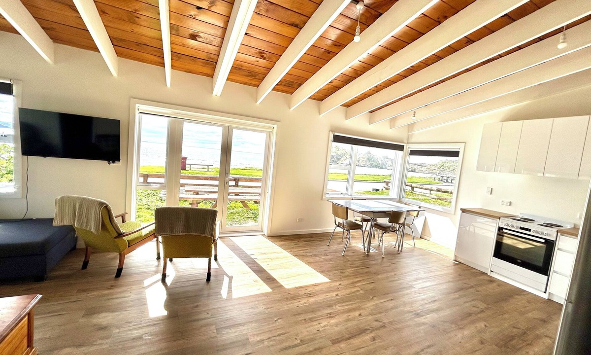 Castlepoint House | Crayfish Cove - Unsurpassed Water front location!