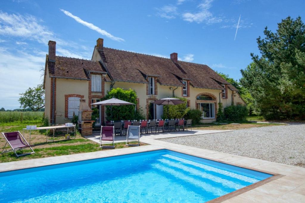 Aubigny-sur-Nere Villa | Crazy Villa Le Petit Belair 18 - Heated pool - Foot - 2h Paris - 30p