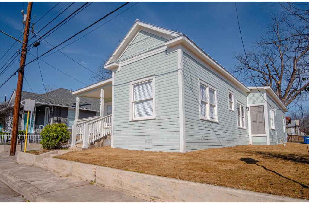 Near East Side House | Create Memories 4BR3BA Near Riverwalk Downtown