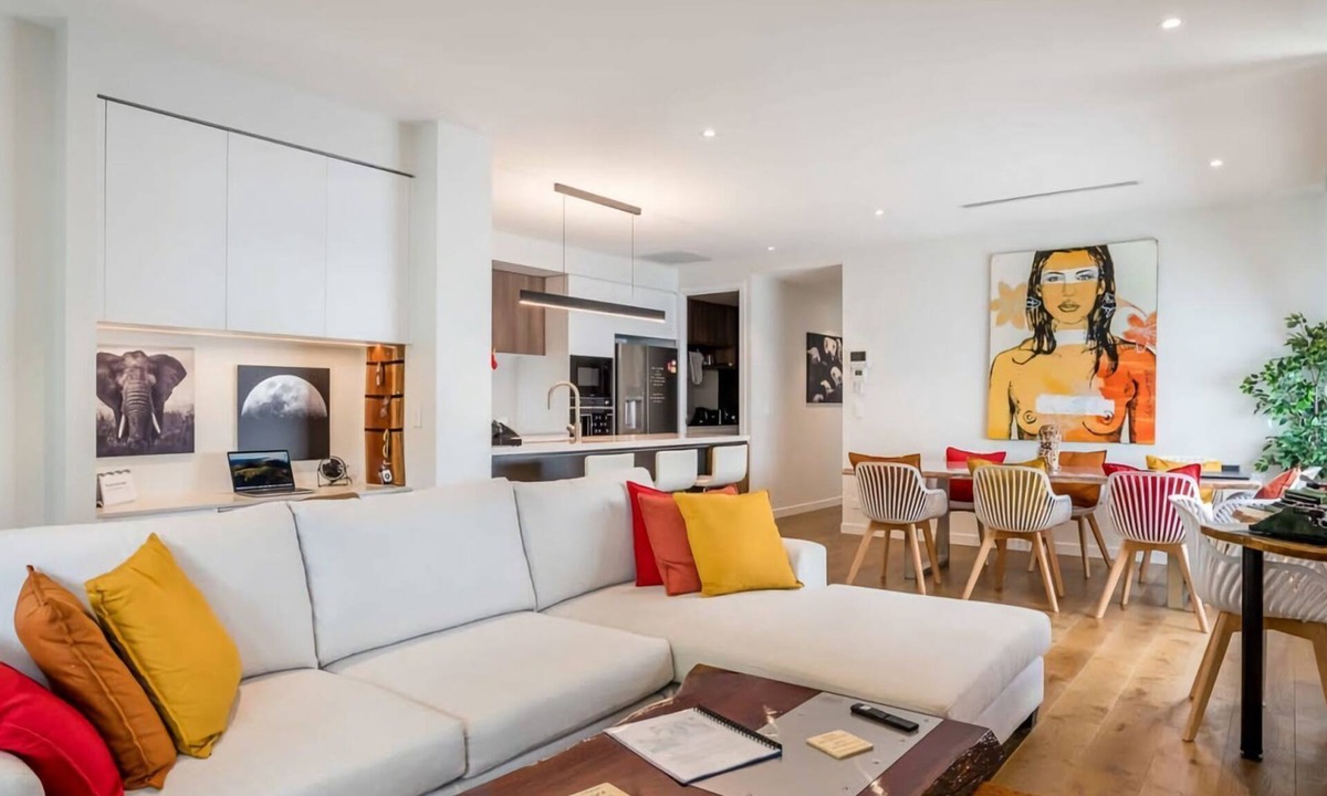 East Brisbane Apartment | Creative East Brisbane Escape Balcony & Parking