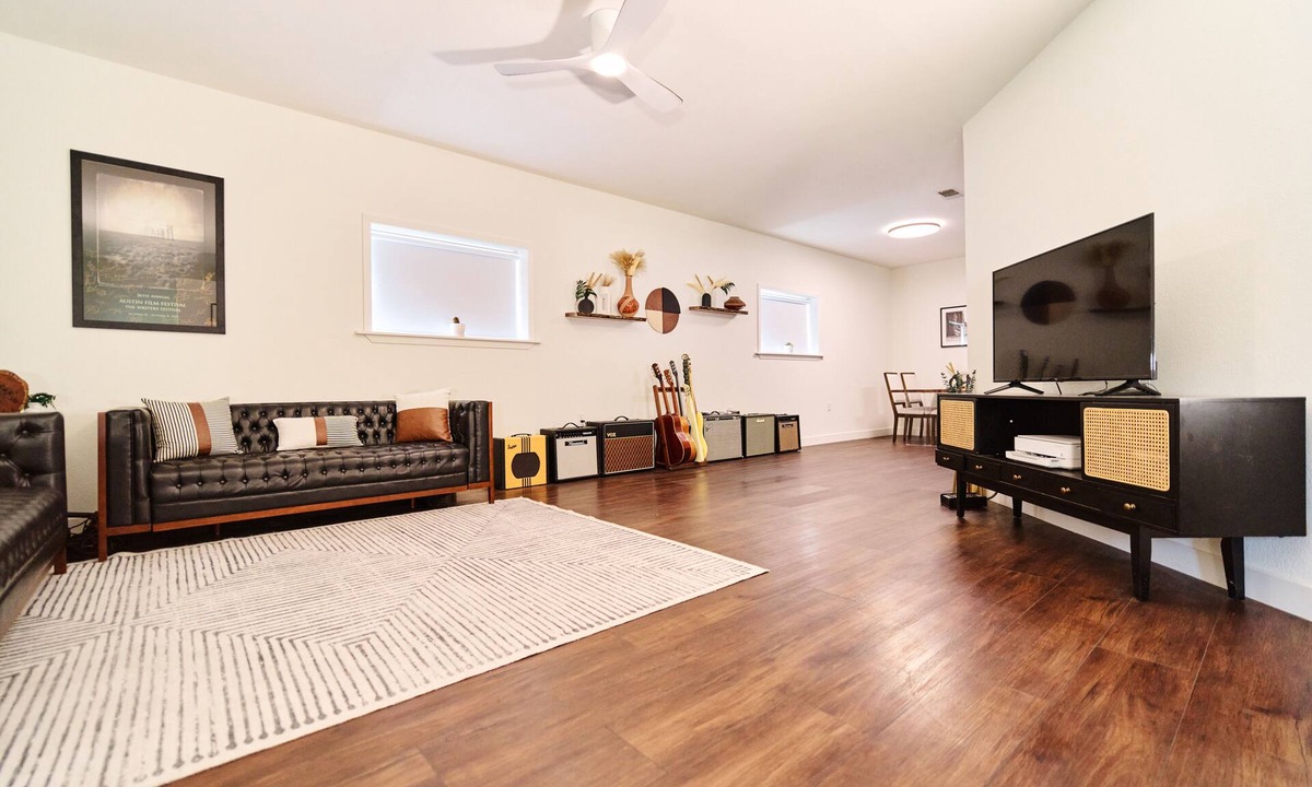 Smithville Apartment | Creative Oasis Near Austin — Full Recording Studio + 2 Indoor Tour Bus Bays