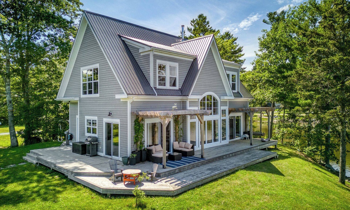 Lunenburg House | Creek House - Large oceanfront Home minutes from Lunenburg & Mahone Bay.