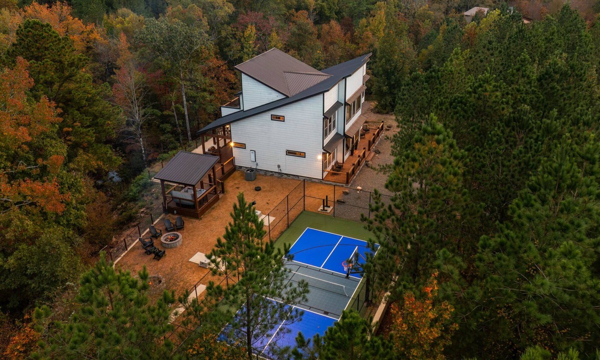 Golden Cabin | Creek, PickleBall/Basketball, Game Room, EV, Pets, D2C