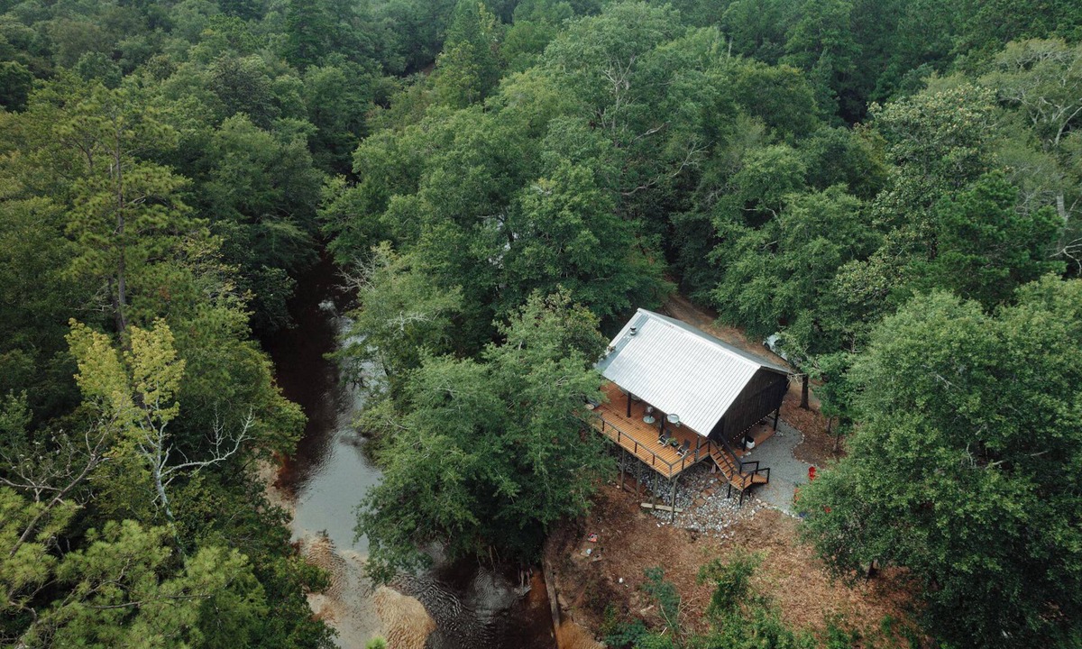 Hattiesburg House | Creek-side getaway, big deck, easy access to the city while being off the grid!
