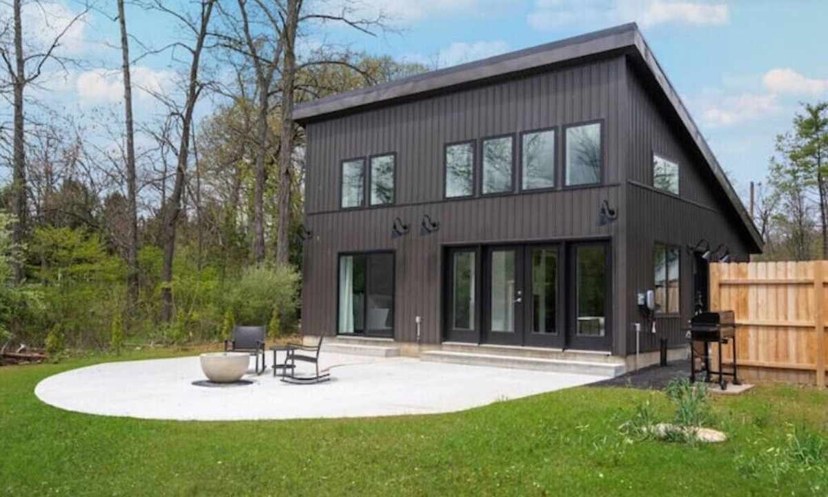 Schnecksville Cottage | Creek Stay Cottage New Listing