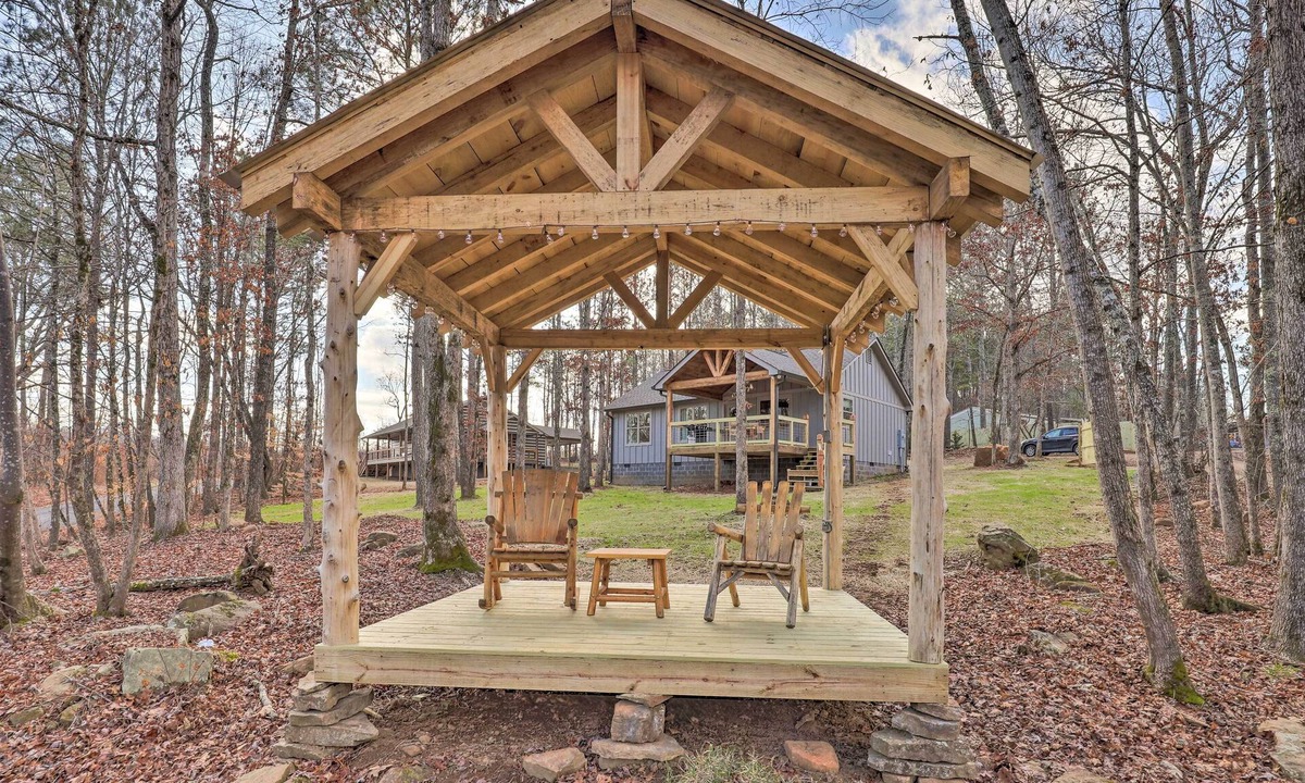 Summerville House | Creek-View Getaway w/Deck, Yard, & Fire Pit!