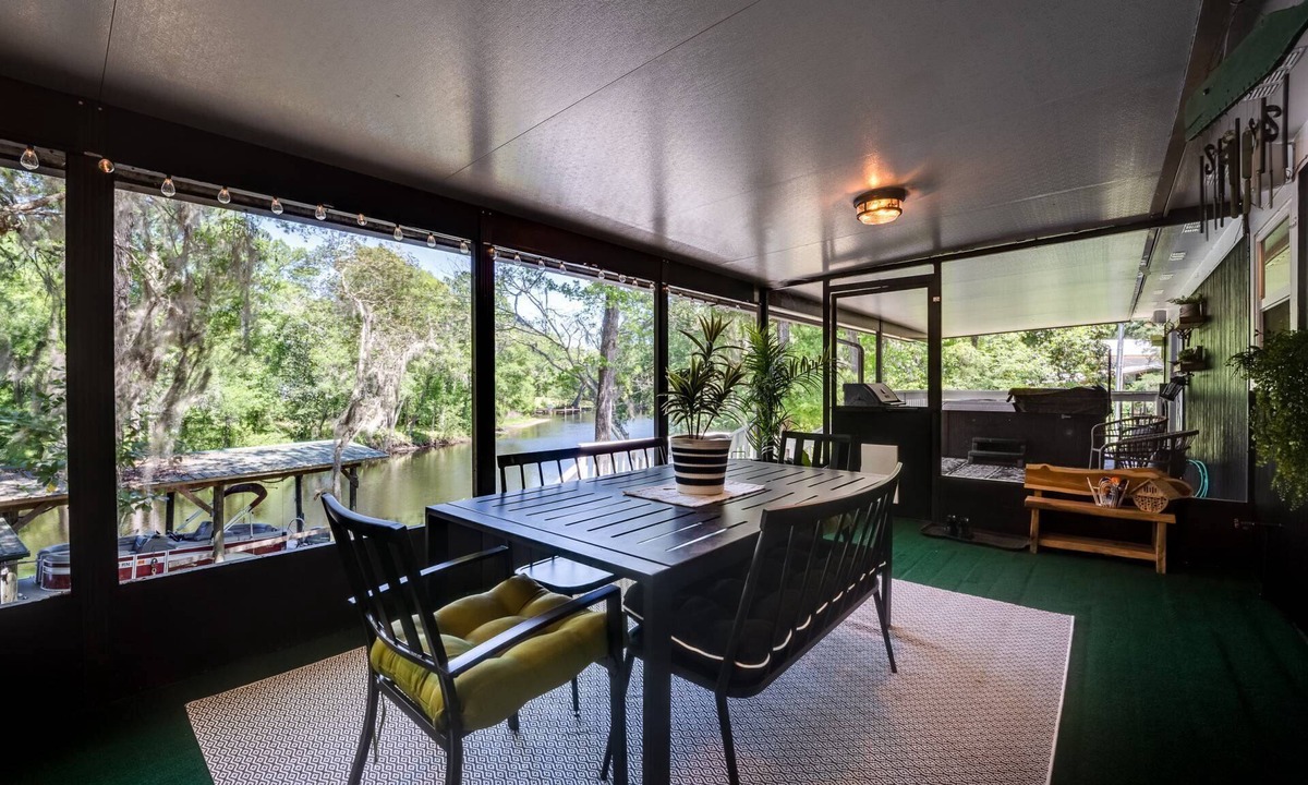 Middleburg House | Creekfront 4BR Home w/Hot Tub, Dock & Firepit