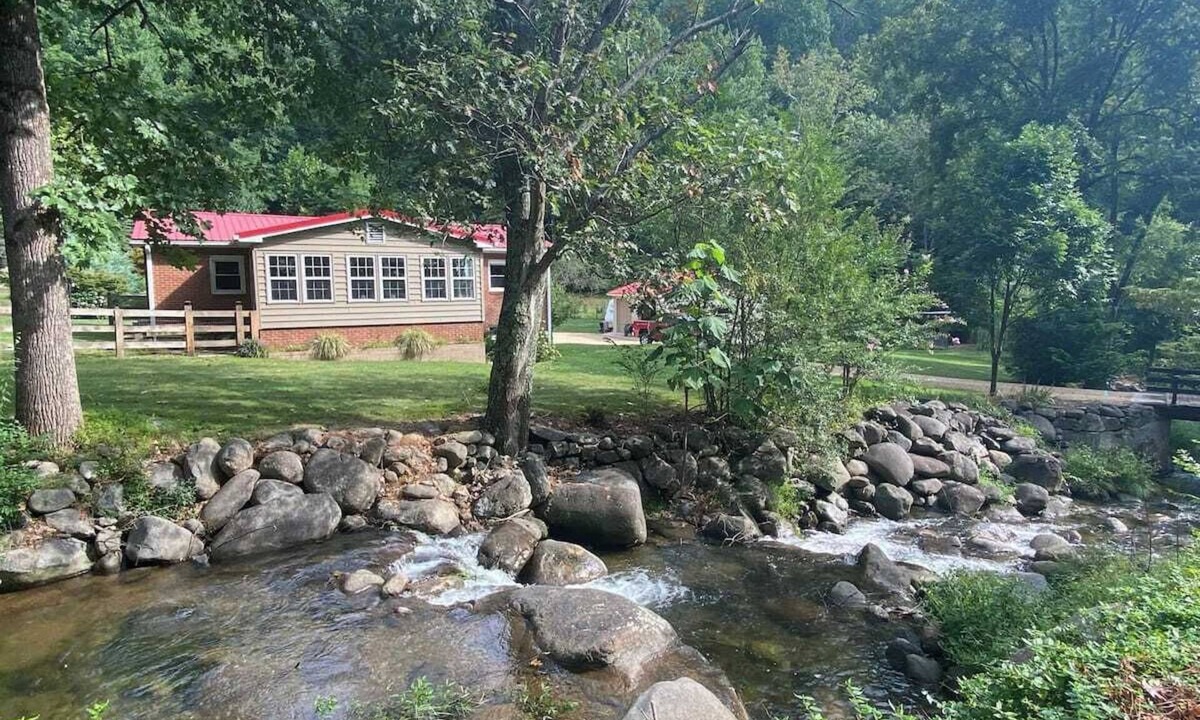 Roseland Cottage | Creekfront Cabin Fire Pit Fenced Yard Near Crabtree Falls
