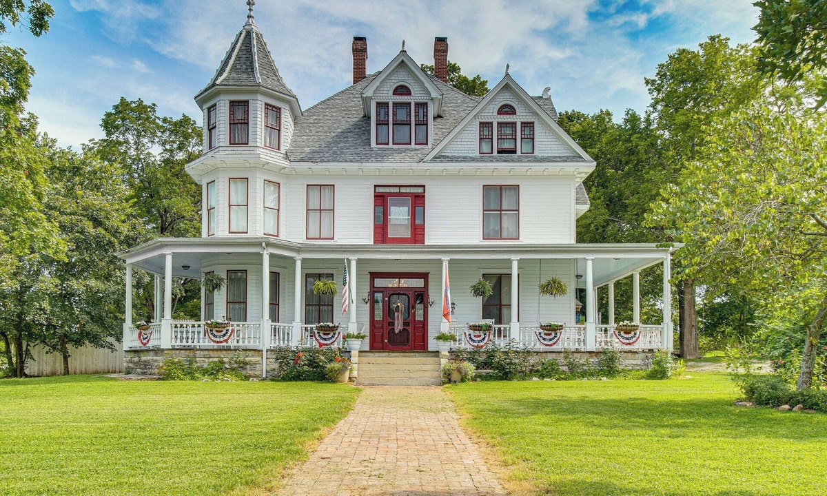 Yellville House | Creekfront Yellville Manor w/Parlors & Fire Pit!