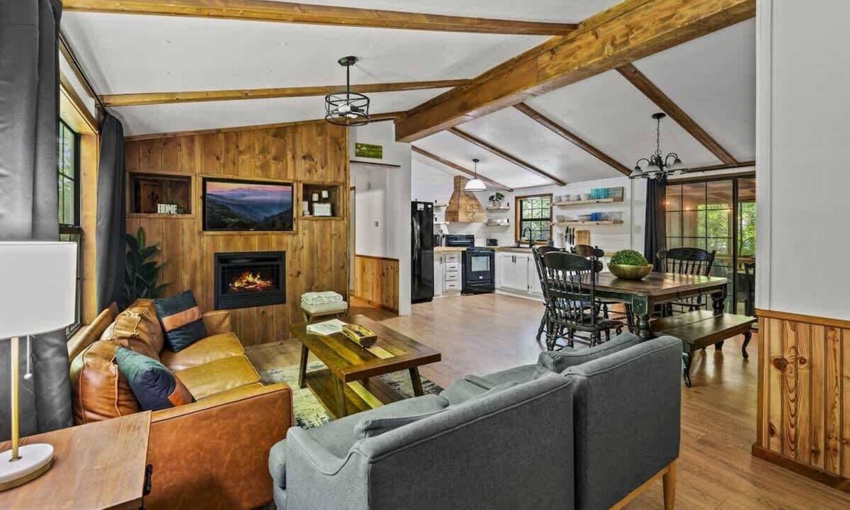 Rocky Grove House | Creekside Cabin Yard, Fire Pit & Hot Tub