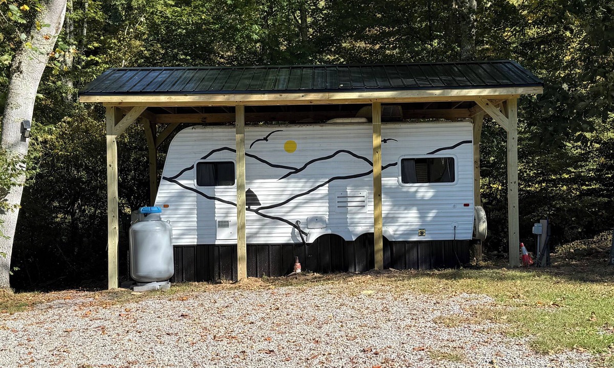 Dailey House | Creekside Camper & Mountain Hiking!