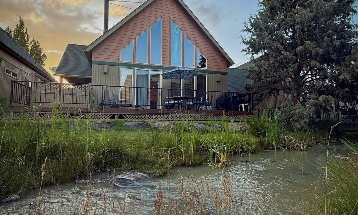 Redmond Ski Chalet | Creekside Chalet with private hot tub