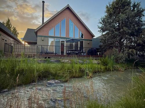 Redmond Ski Chalet | Creekside Chalet with private hot tub