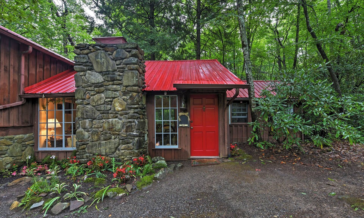 Candler Cottage | Creekside Cottage: Blue Ridge Mountain Escape!
