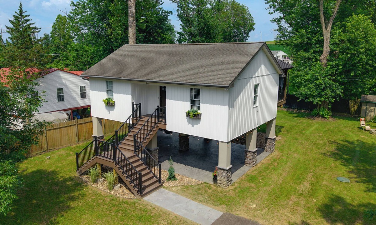 Mount Aetna Cottage | Creekside Cottage | Romantic Waterfront Escape w/HOT TUB!