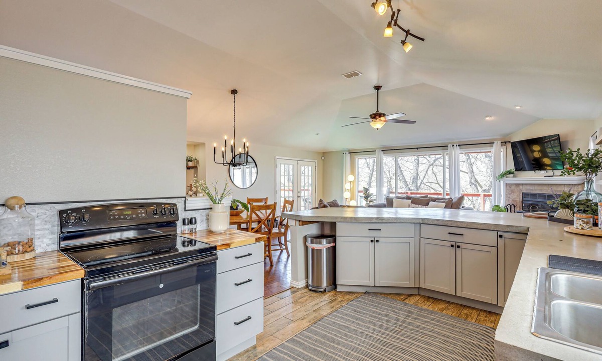 Belton Cottage | Creekside Cottage w/Deck & Hot Tub in Belton