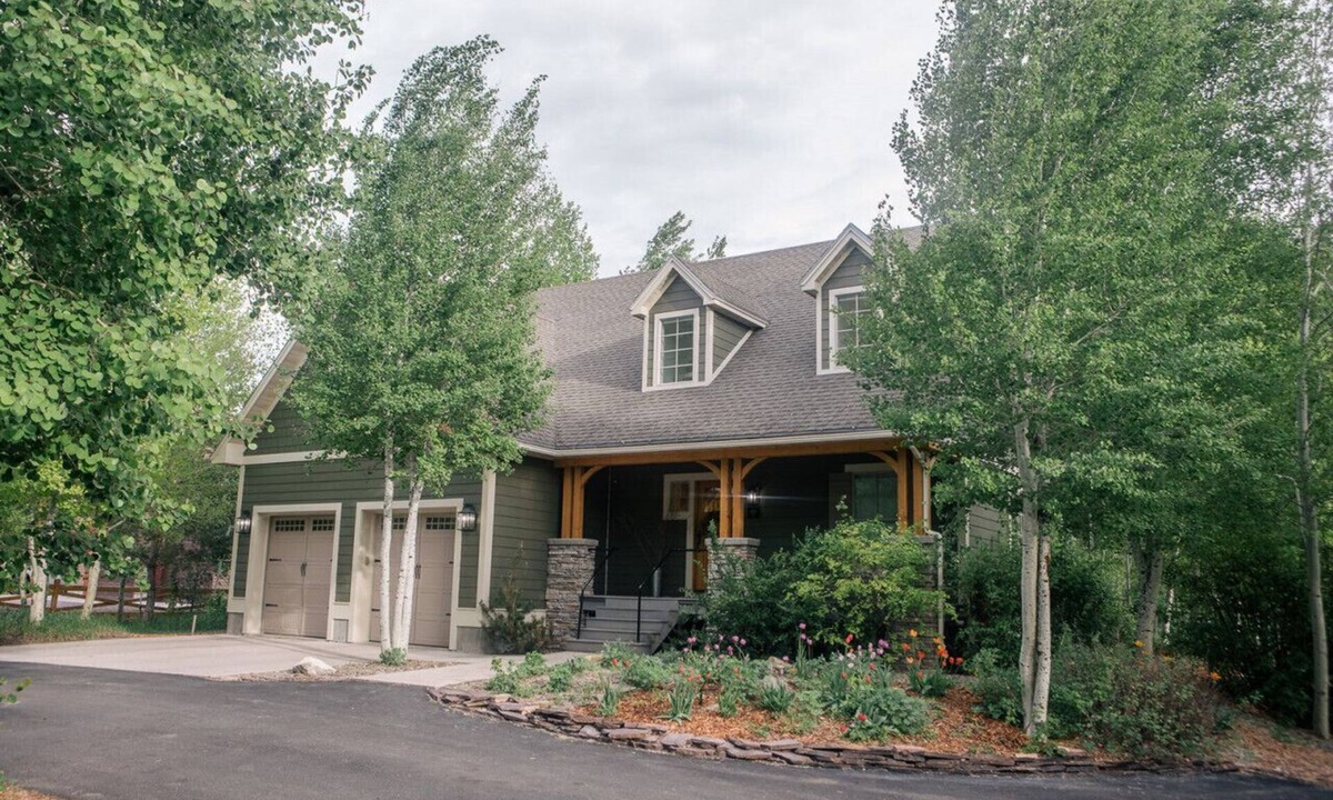 Montpelier House | "Creekside Cottage" w/Rustic Cabin (Sleeps 25)