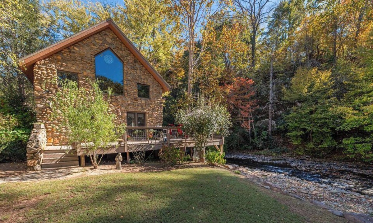 Hot Springs Cottage | Creekside Fairytale Cottage-Hot Tub-Cozy Fireplace