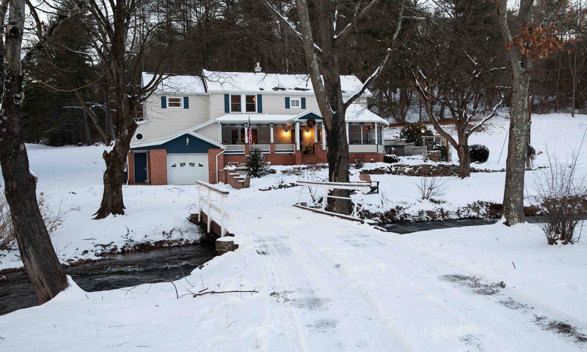 Cumbola Other | Creekside Farmhouse / Hot Tub