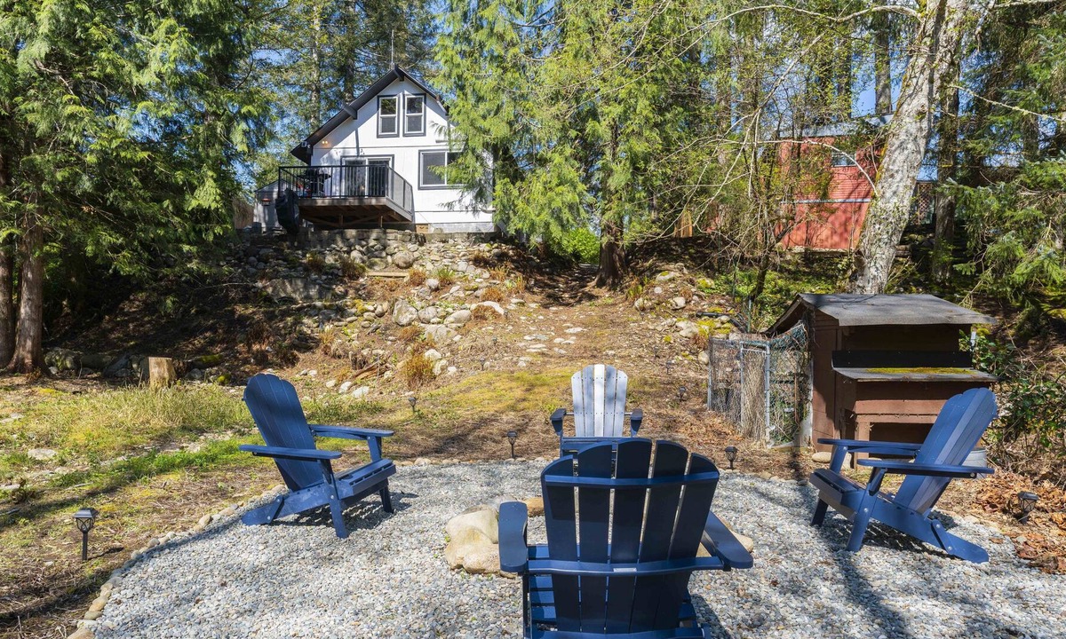 May Creek Cabin | Creekside Getaway HS WiFi, Firepit, Mountain View