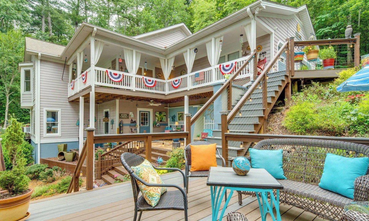 Hendersonville Apartment | Creekside Hendersonville Haven: Hot Tub & Fire Pit