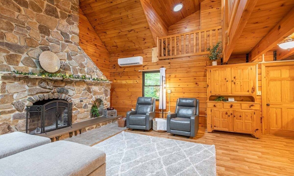 Reedsville House | Creekside Hideaway 3 BR 2 Bath