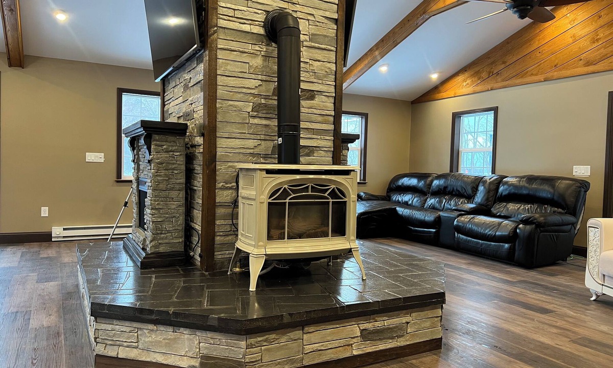 Town of Throop House | Creekside Hideaway 4 Bedroom House