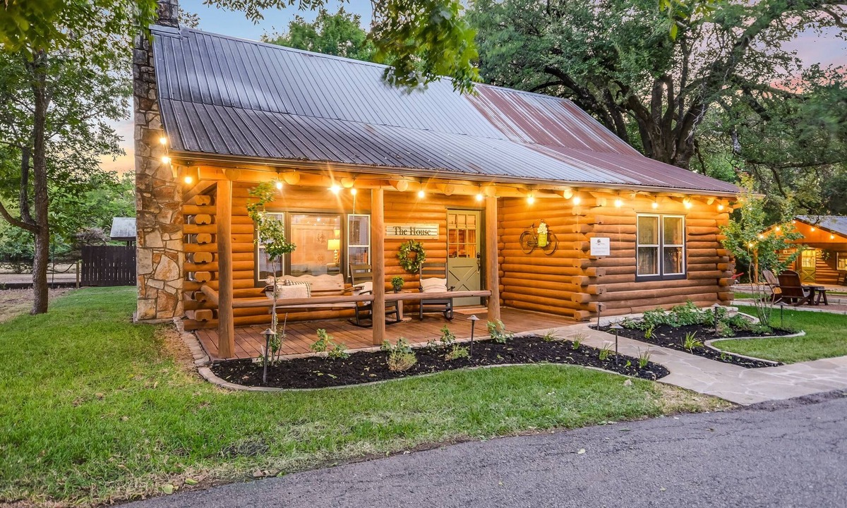 Wimberley Cabin | Creekside Log Cabin—Walk to Wimberley Square