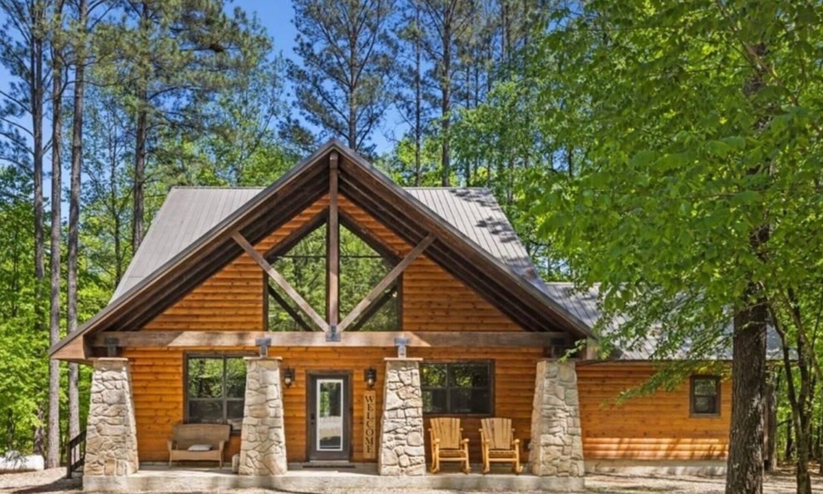 Broken Bow Ski Chalet | Creekside Luxury Cabin w/Hot Tub Sleeps 12