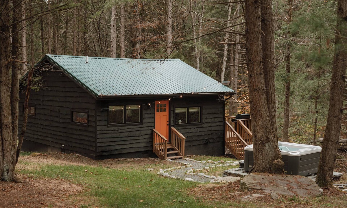 Cochecton Cabin | Creekside Modern Cabin Sauna Hot Tub Niksen Den