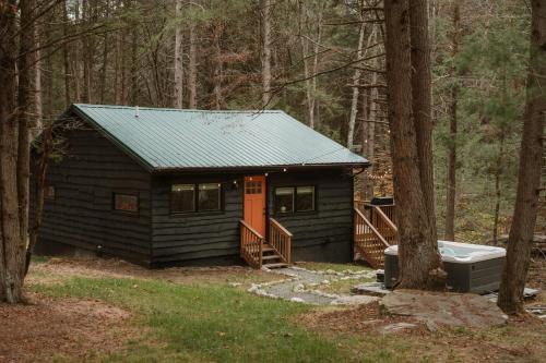 Cochecton House | Creekside Modern Cabin Sauna Hot Tub Niksen Den