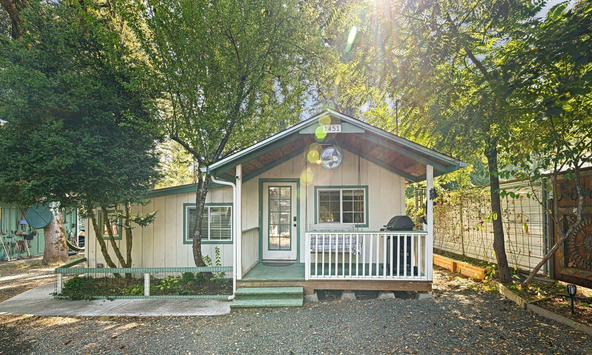 Cottage Grove Cottage | CREEKSIDE RETREAT