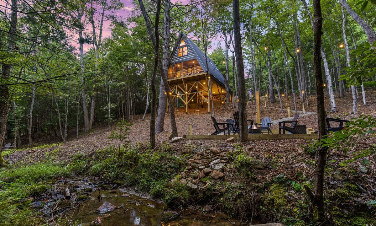 Morganton Cabin | Creekside Sauna Hot Tub Fire Pit 15 min to Town