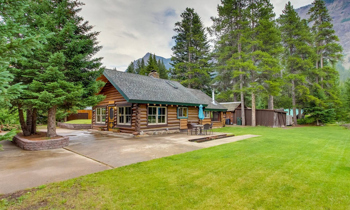 Cooke City-Silver Gate Cabin | Creekside Silver Gate Getaway w/Fireplace!