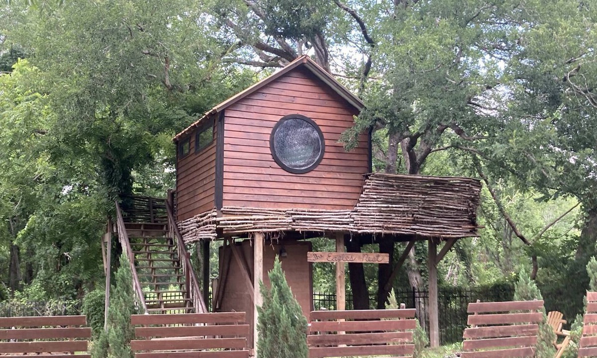 Willis House | Creekside Texas Tree House Rental on Lake Conroe