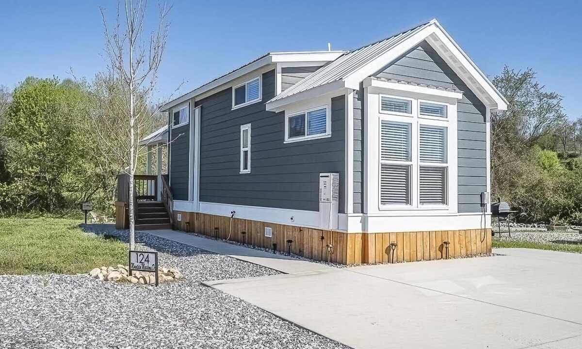 Morganton House | Creekside Tiny Home - 10 Minutes to Blue Ridge