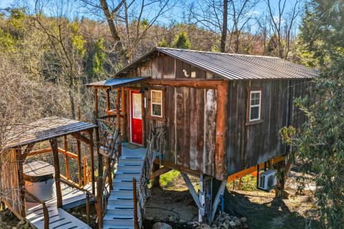 Cosby Ski Chalet | Creekside Treehouse