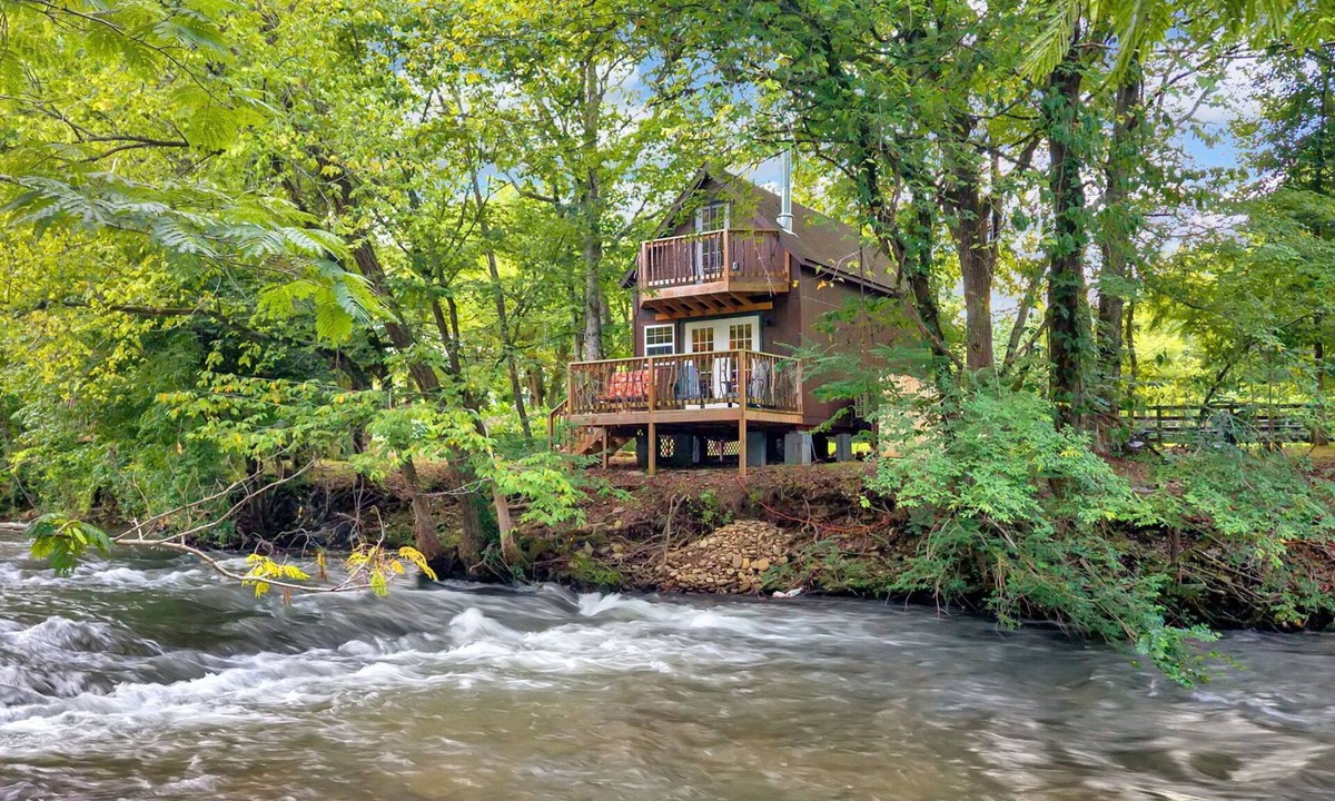 Cosby Bed & Breakfast | Creekwalk Inn and Cabins