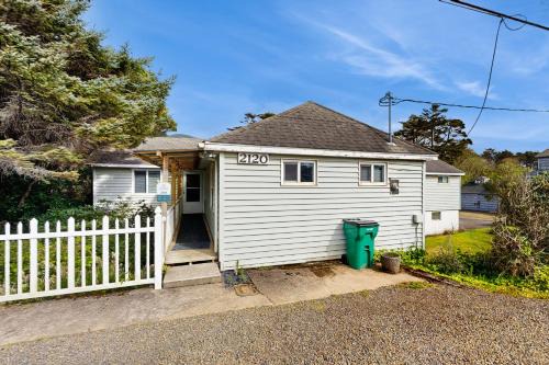 Rockaway Beach House | Crescent Lake Lookout