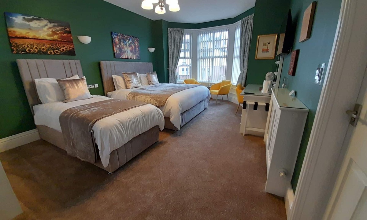 West Cliff Bed & Breakfast | Crescent Lodge Guest House