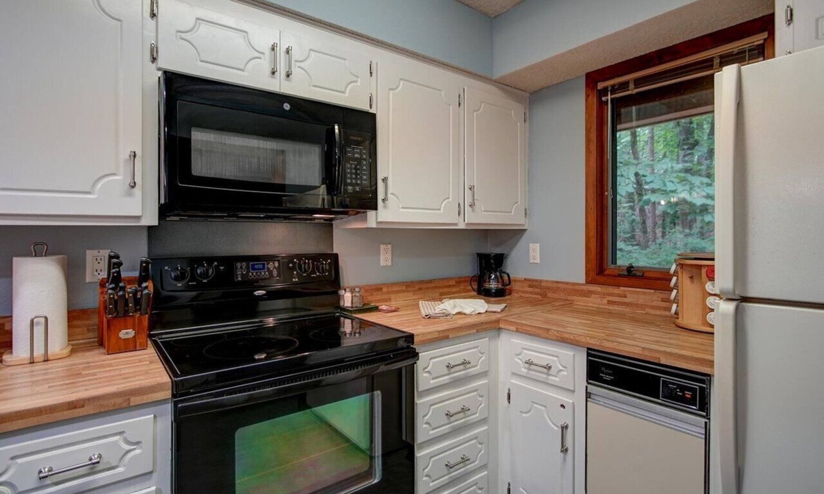 Mount Ida Condo | Crescent Moon/22DNC Hosted by LOVR