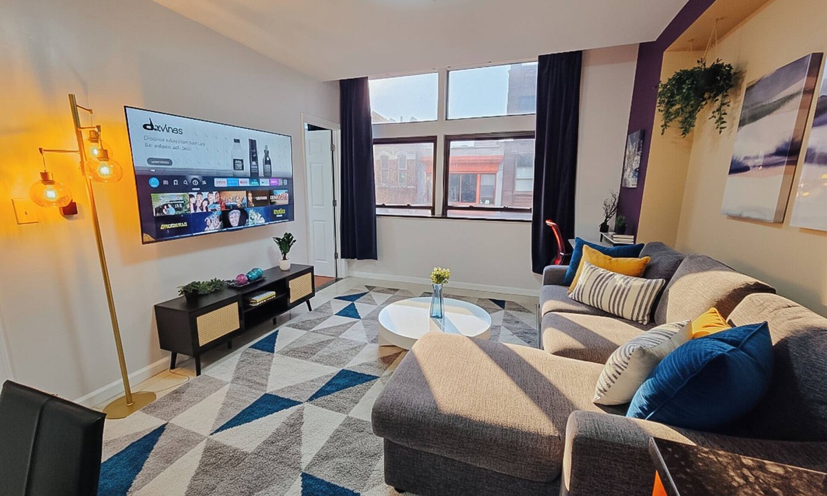 Center City Apartment | Crest/King Bed/Elevator/65"TV/Ensuite Bath