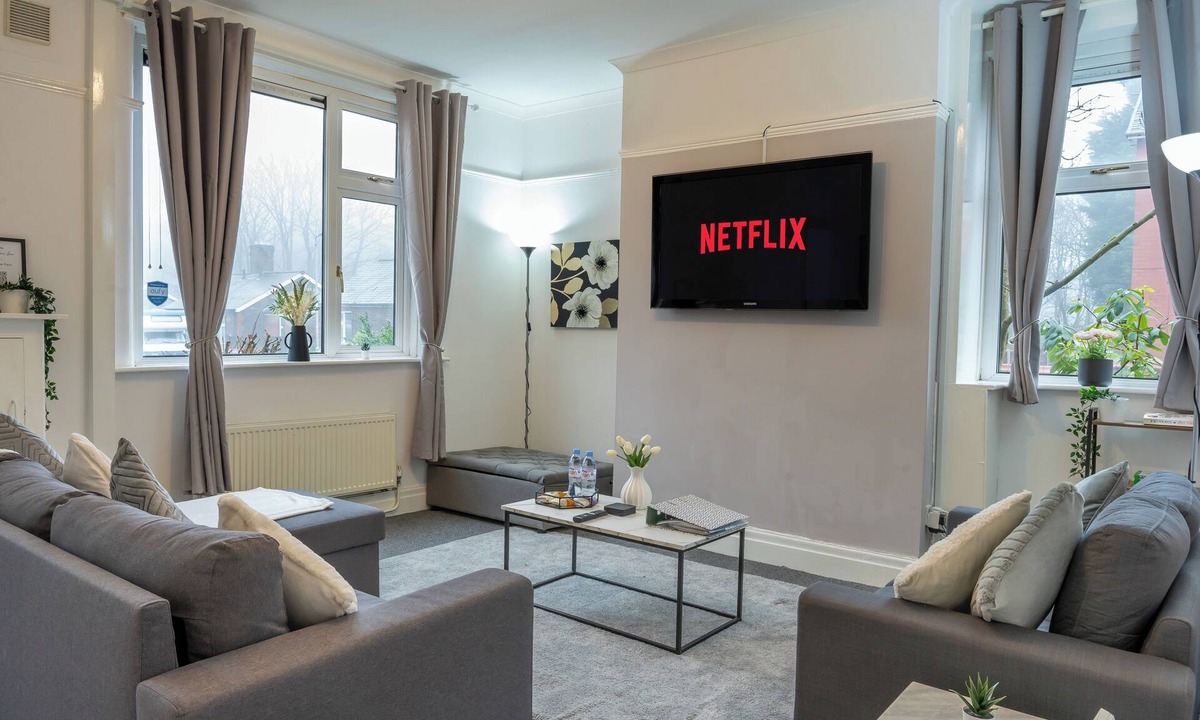 Bury House | Crew Quarters Inn - Perfect for Long Stays