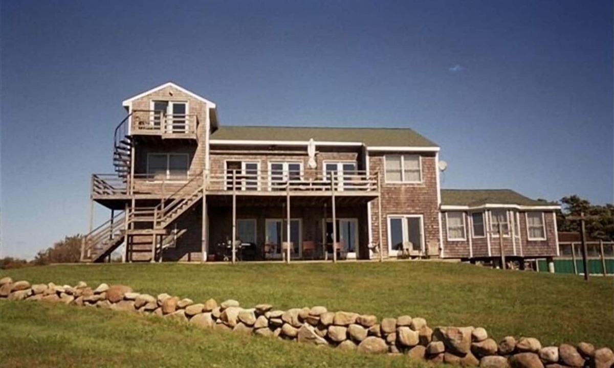 New Shoreham House | Crew's Hideout- Overlooking the Rhode Island Coastline