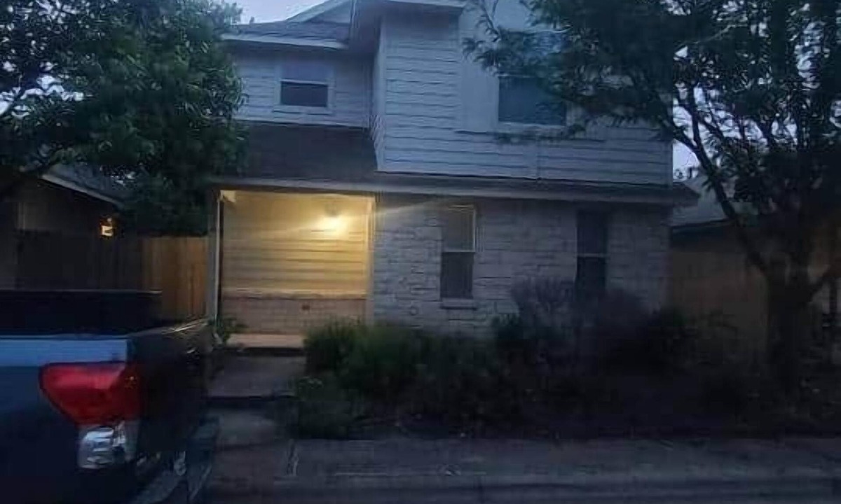 Austin House | Crews OK Tesla Adjacent 6 Beds & Sleeper