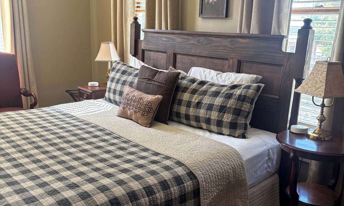 Nacogdoches Bed & Breakfast | Crockett Room - Hardeman House Bed & Breakfast